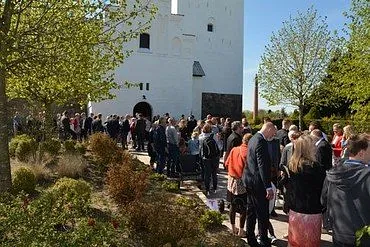 Konfirmander udenfor kirke