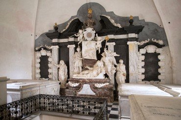 Thomas Quellinus´s marmorepitafium i kapellet på nordsiden af Auning kirke er af sagkyndige kaldt "et af billedhuggerens ypperste og mest holdningsfulde værker